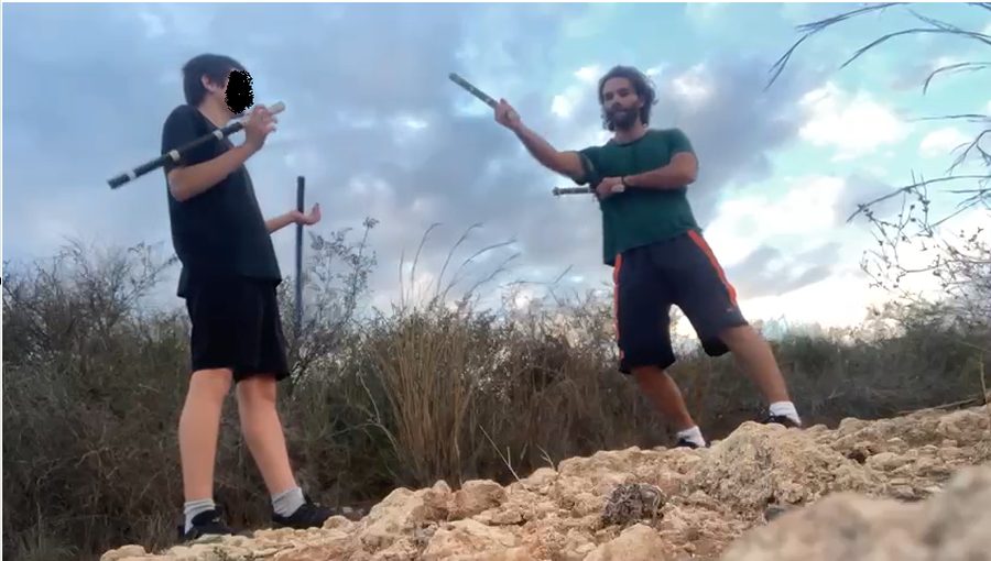 אימון מקלות קלי בחוץ