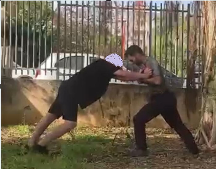 תרגול מקלות קלי עם שותף